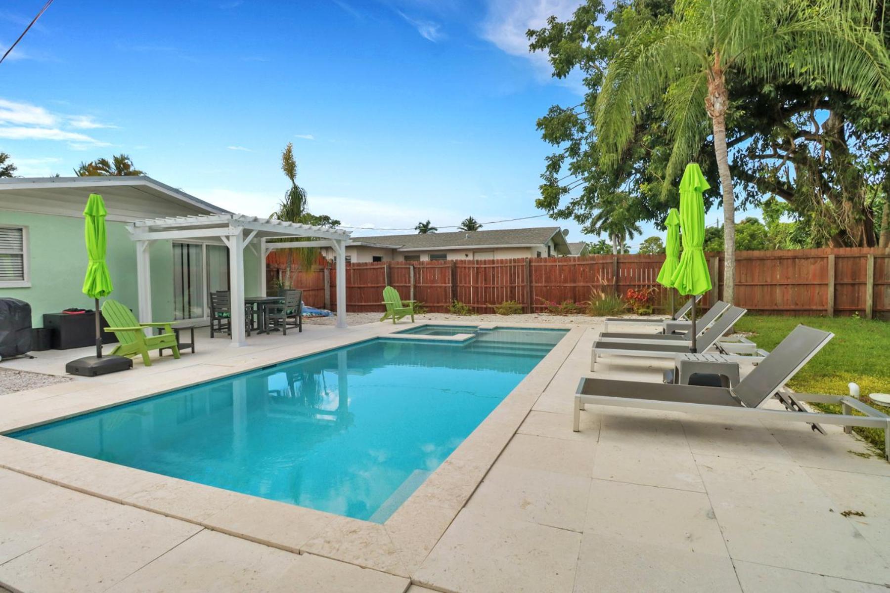 Little Beach House W/ Pool&Spa - 5 Minutes To Vanderbilt Beach North North Naples エクステリア 写真