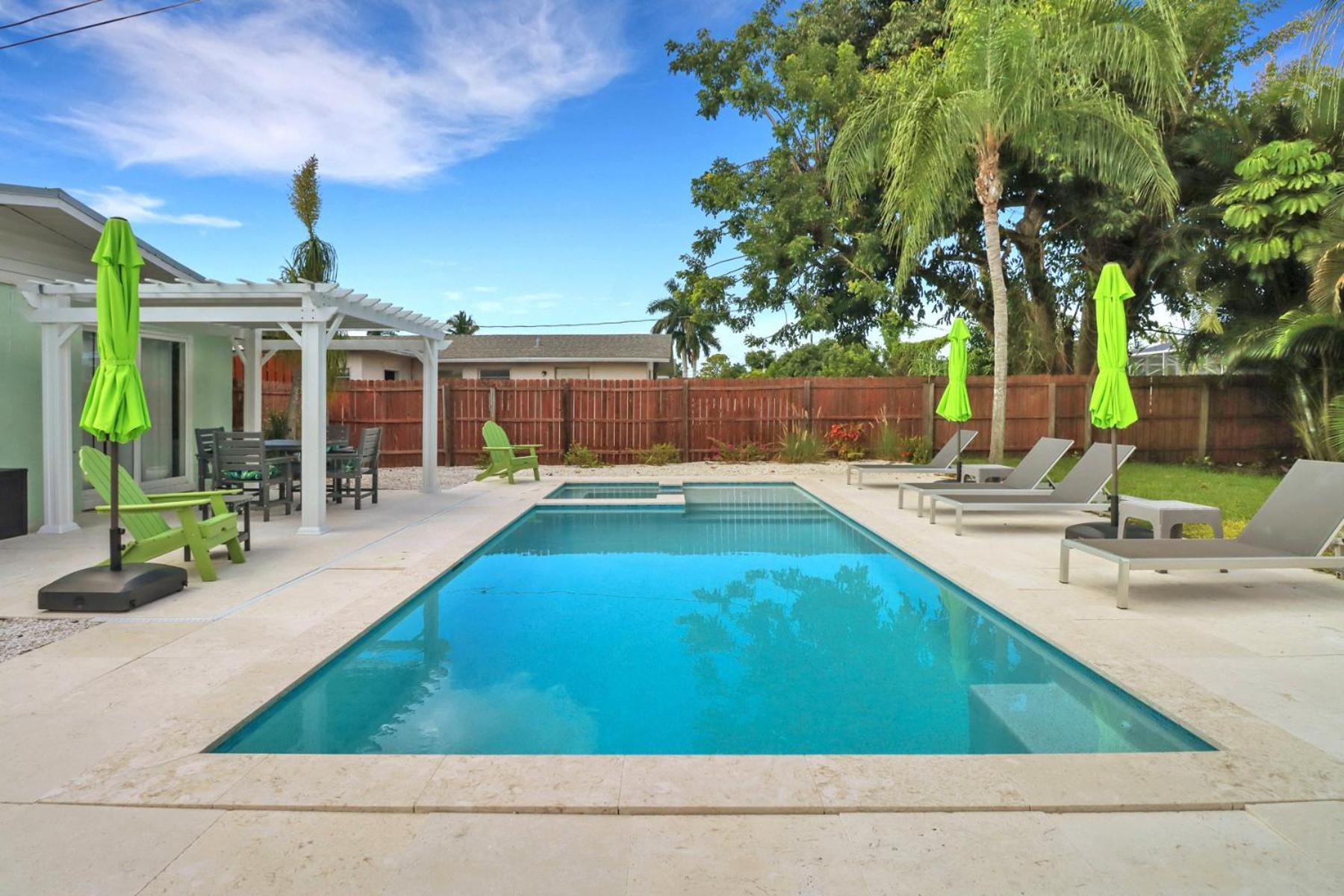 Little Beach House W/ Pool&Spa - 5 Minutes To Vanderbilt Beach North North Naples エクステリア 写真
