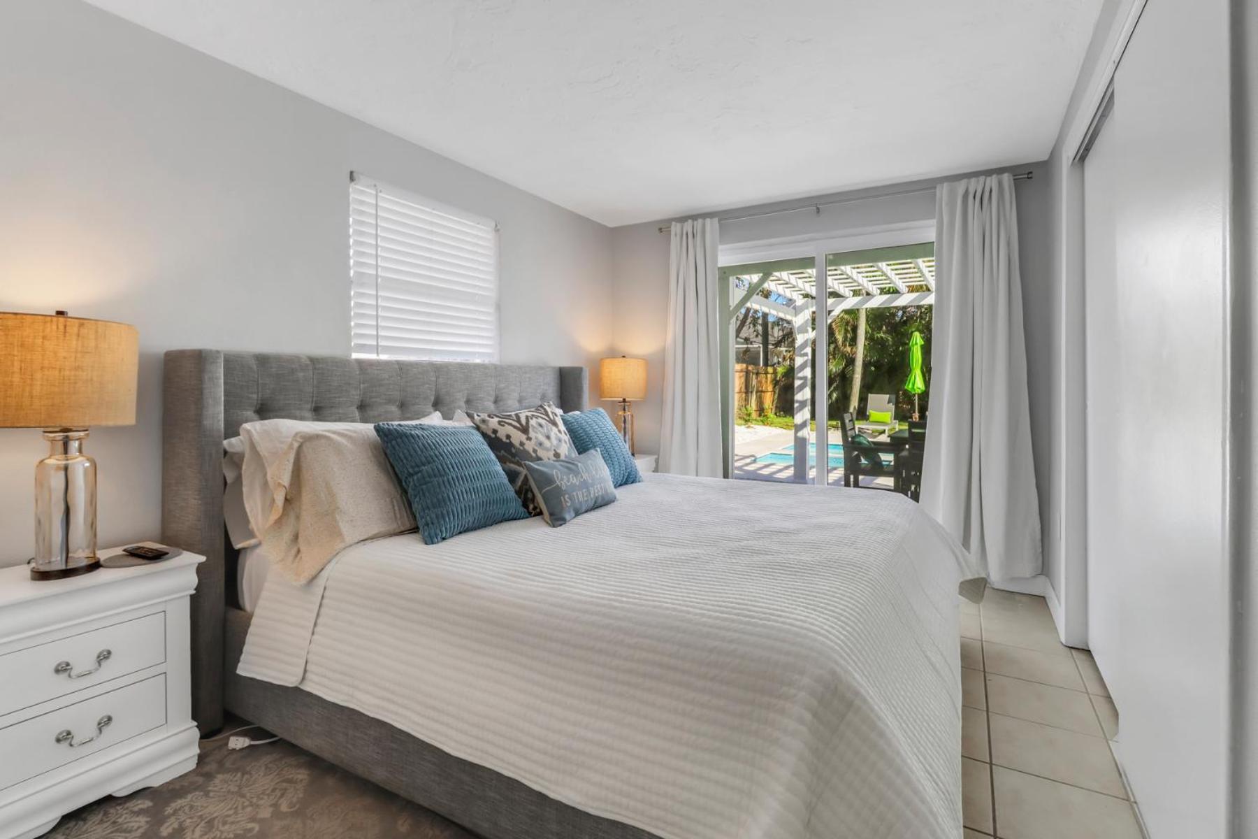 Little Beach House W/ Pool&Spa - 5 Minutes To Vanderbilt Beach North North Naples エクステリア 写真