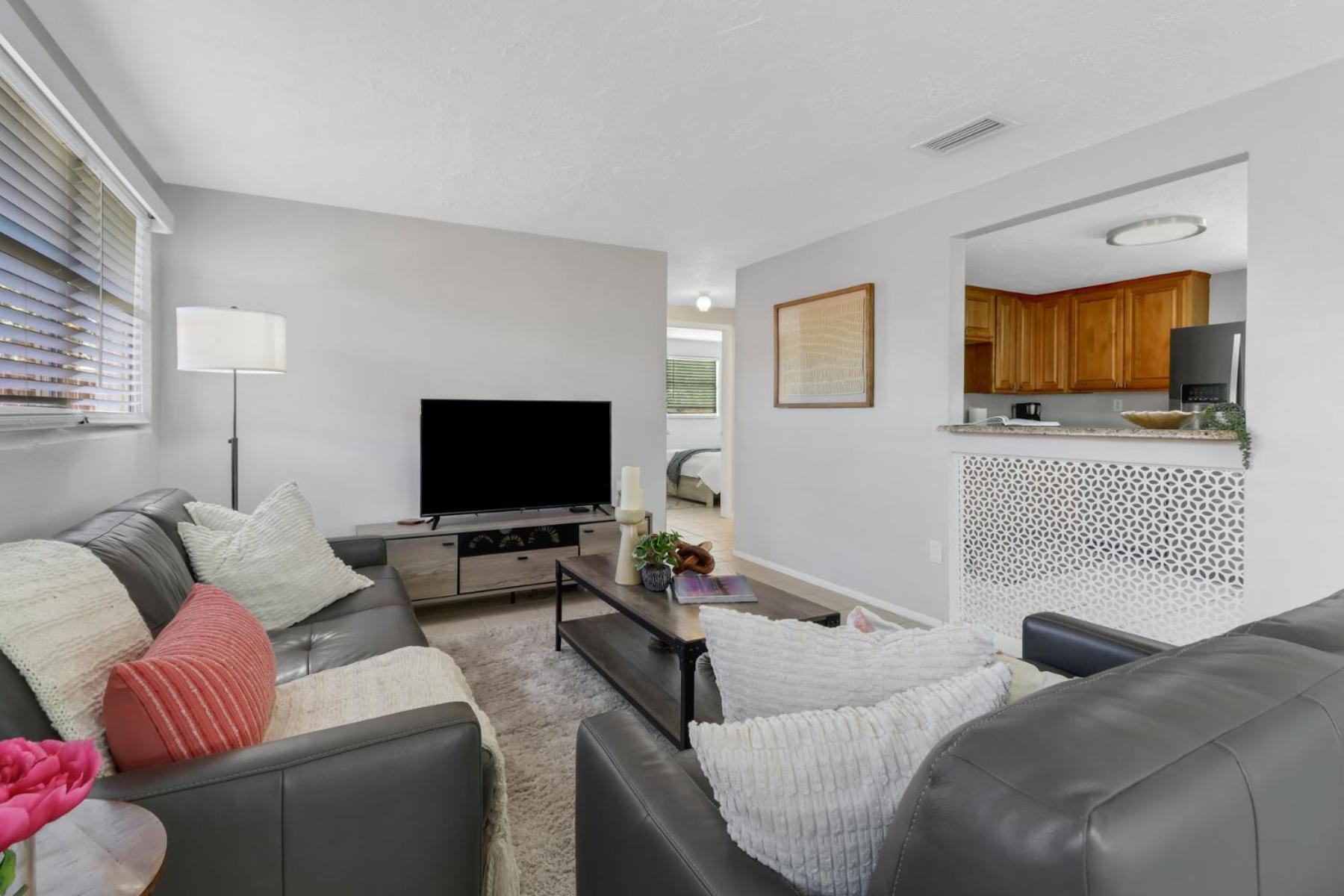 Little Beach House W/ Pool&Spa - 5 Minutes To Vanderbilt Beach North North Naples エクステリア 写真