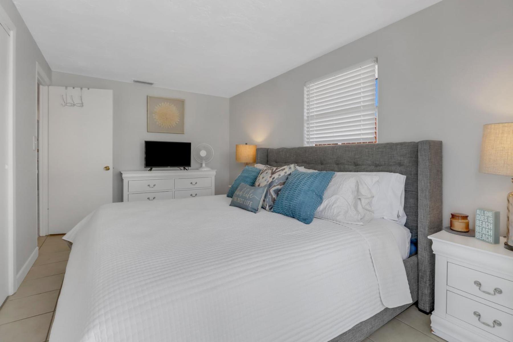 Little Beach House W/ Pool&Spa - 5 Minutes To Vanderbilt Beach North North Naples エクステリア 写真